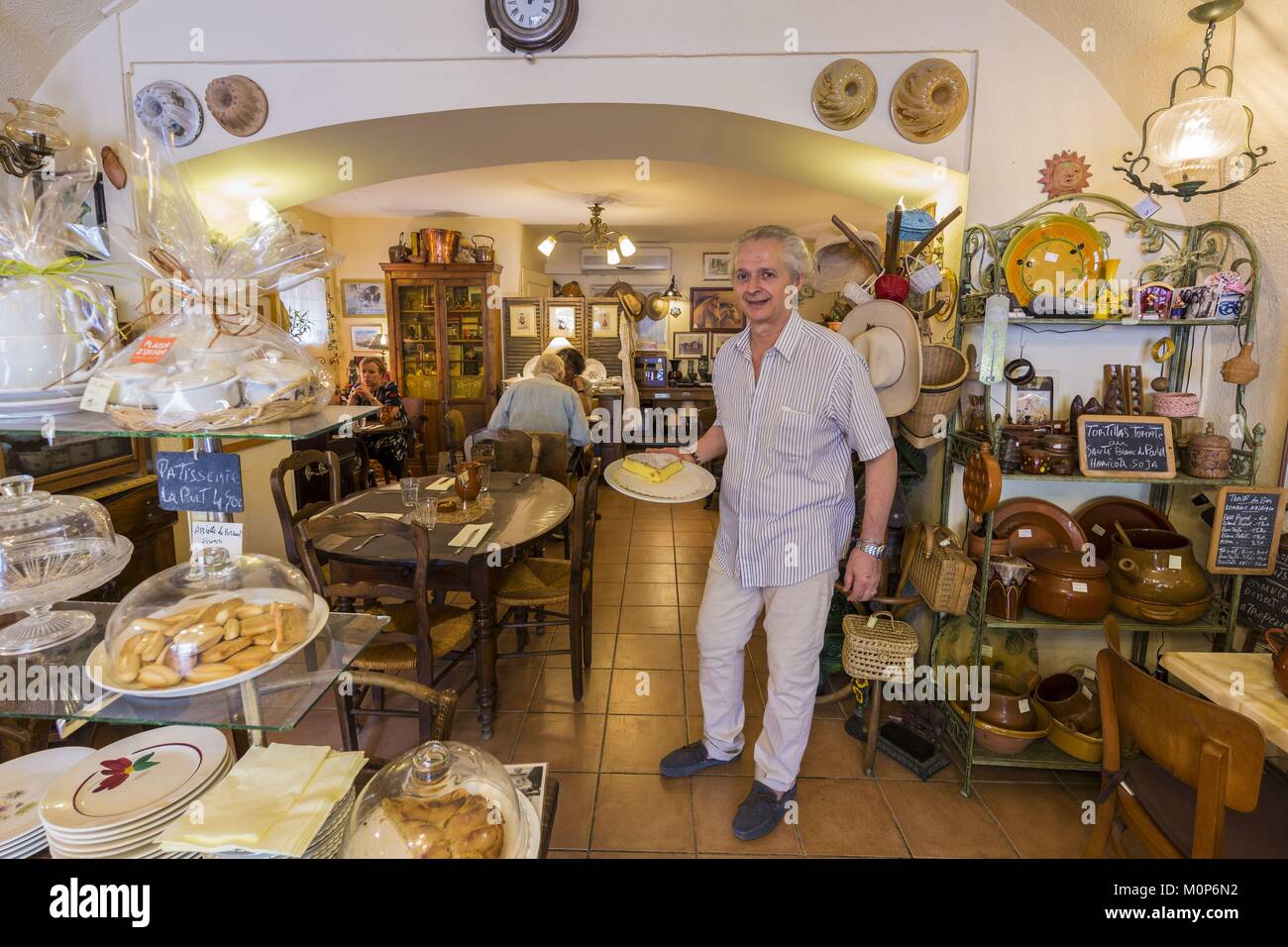 Francia,Gard,Uzes,ristorante la Trop'uzienne e il suo boss Claude Sinard Foto Stock