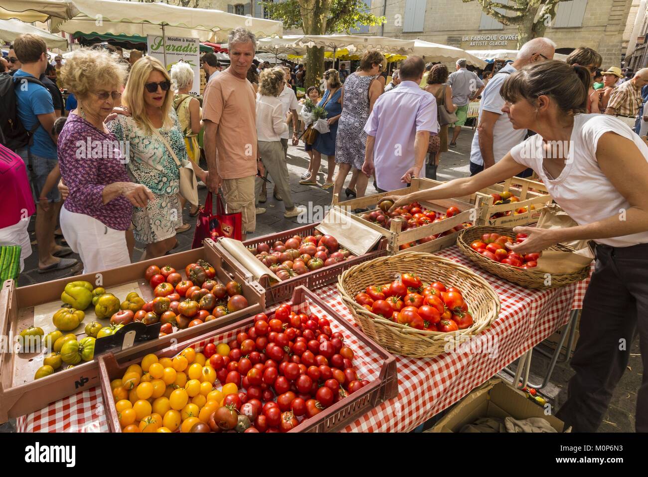 Francia,Gard,Pays d'Uzege,Uzes,giorno di mercato sulla Place aux Herbes Foto Stock
