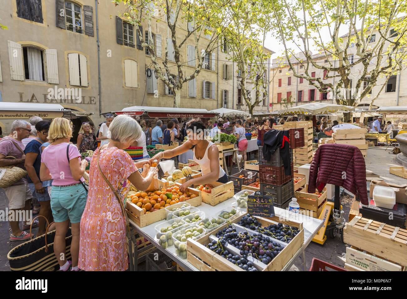 Francia,Gard,Pays d'Uzege,Uzes,giorno di mercato sulla Place aux Herbes Foto Stock