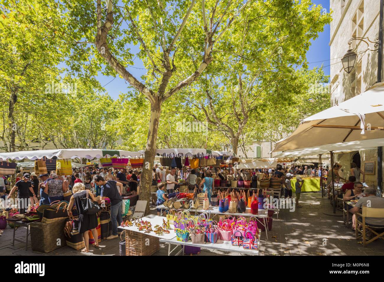 Francia,Gard,Pays d'Uzege,Uzes,giorno di mercato sulla Place aux Herbes Foto Stock