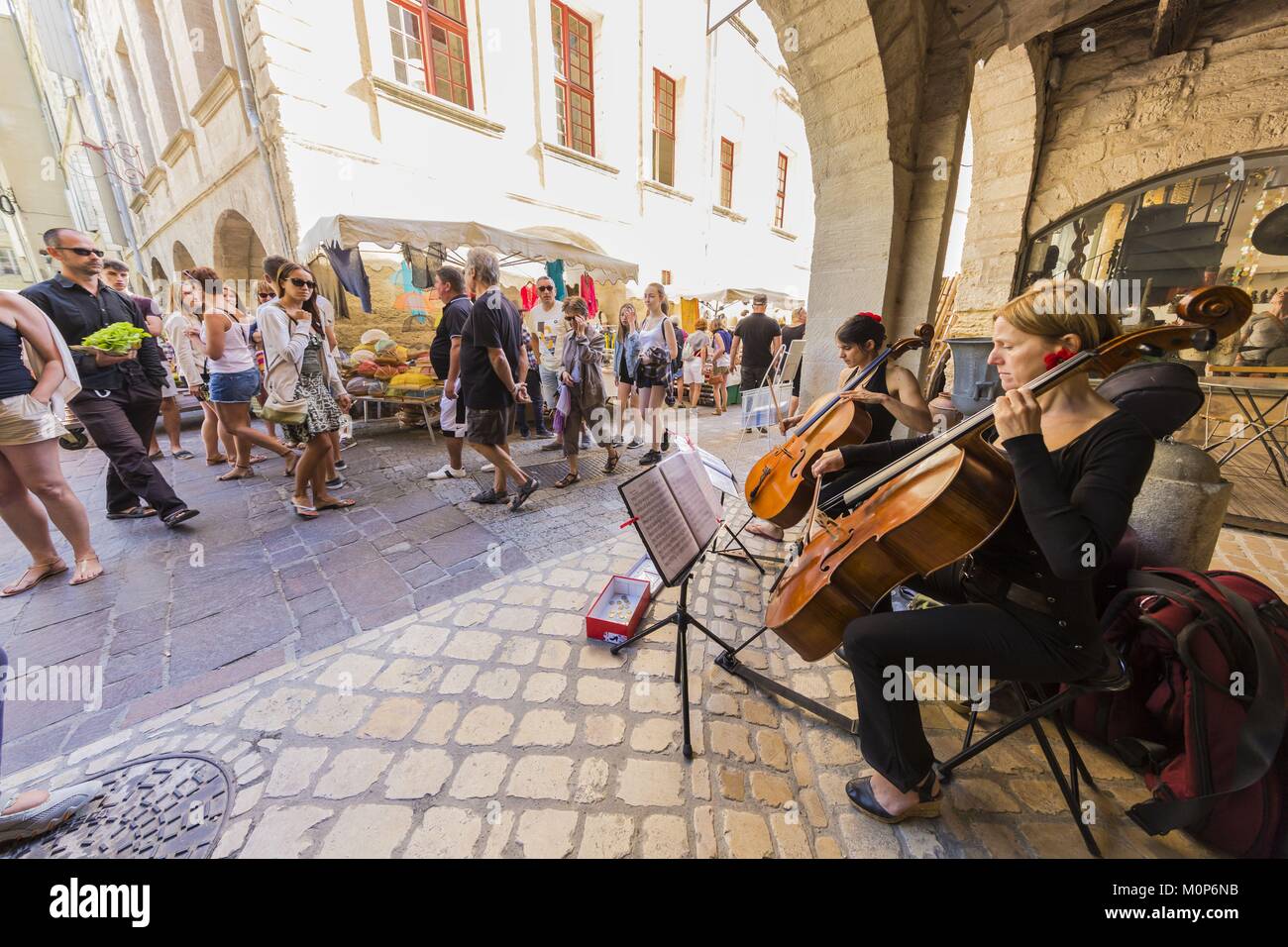 Francia,Gard,Pays d'Uzege,Uzes,giorno di mercato sulla Place aux Herbes Foto Stock