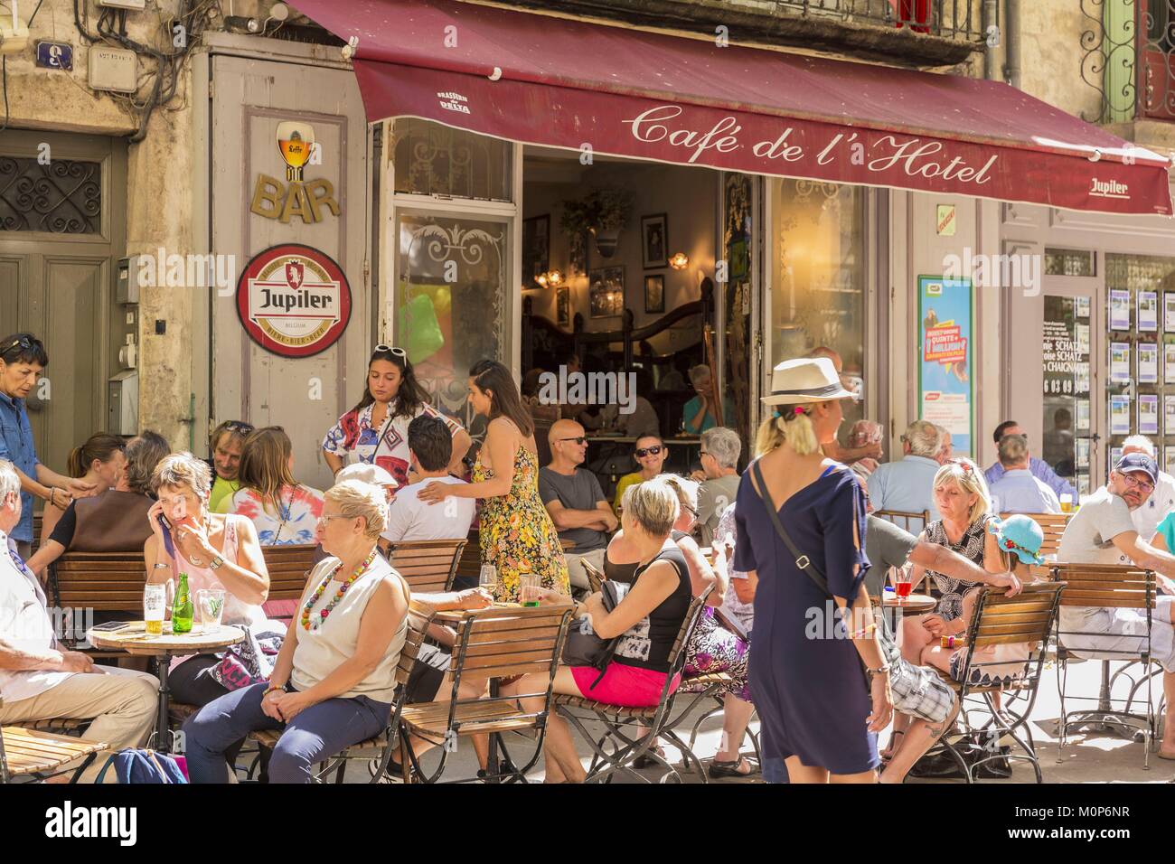 Francia,Gard,Uzes,il Cafe de l'Hotel Boulevard des Allies Foto Stock