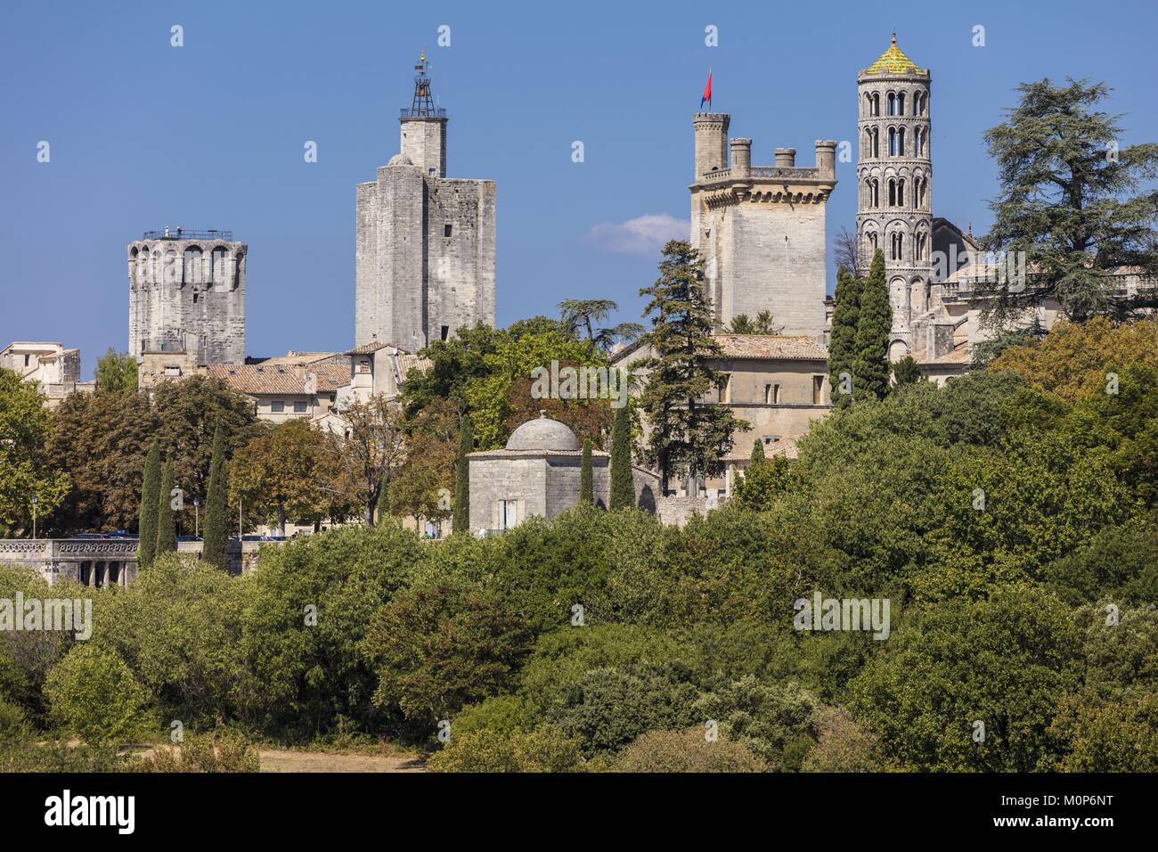 Francia,Gard,Pays d'Uzege,Uzes,il Castello Ducale conosciuta come la Duche e St Theodorit Cattedrale con la torre di Fenestrelle Foto Stock