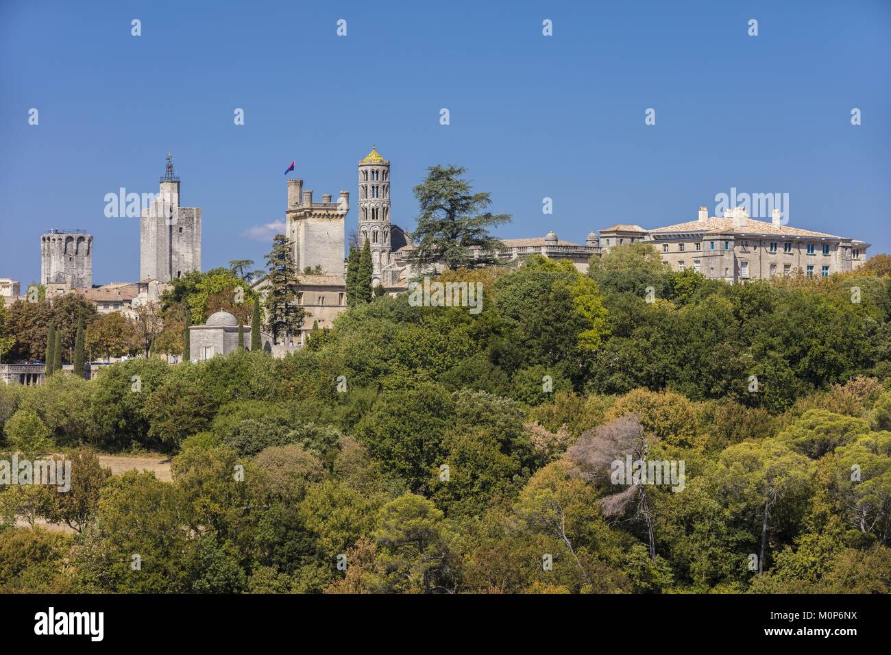 Francia,Gard,Pays d'Uzege,Uzes,il Castello Ducale conosciuta come la Duche e St Theodorit Cattedrale con la torre di Fenestrelle Foto Stock