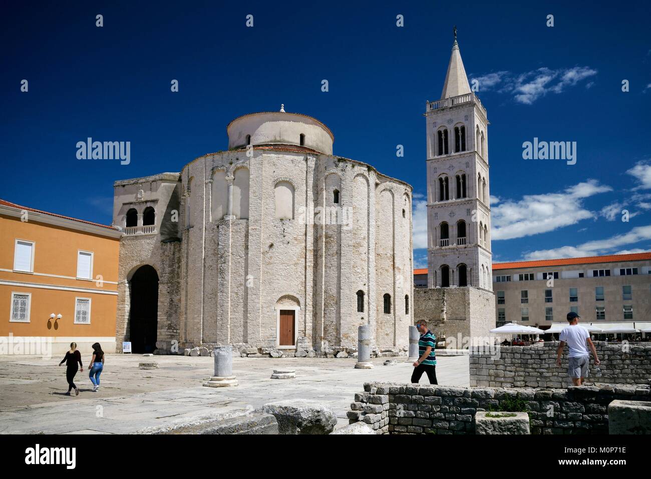 Croazia, Dalmazia,Costa Dalmata,Zadar,complesso episcopale,elencati come patrimonio mondiale dall UNESCO,Foro Romano,Saint Donat chiesa e il campanile della cattedrale Foto Stock