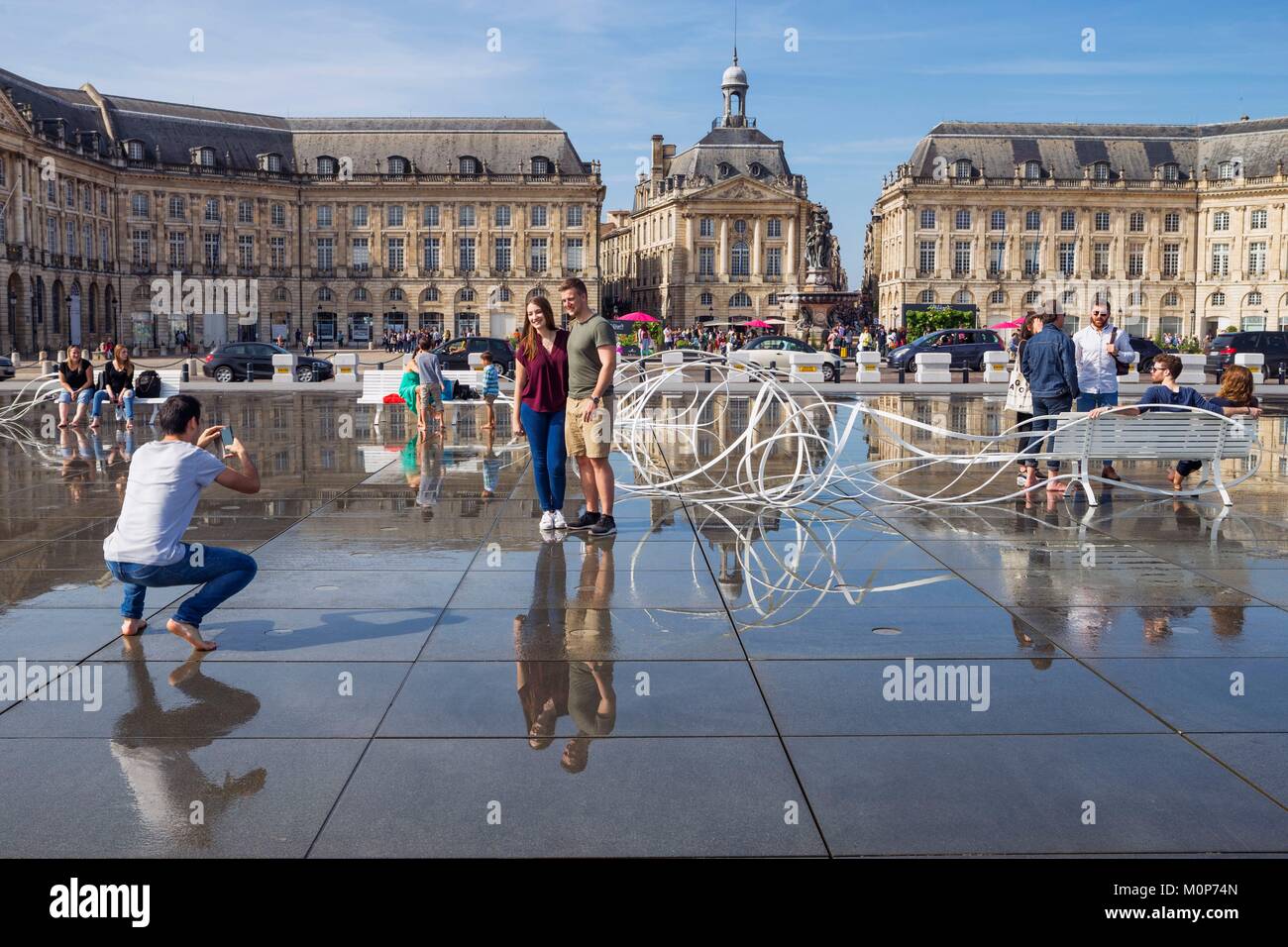 Francia,Gironde,Bordeaux,zona elencata come patrimonio mondiale dall UNESCO,Place de la Bourse,l'acqua specchio,le nuvole banche,creata appositamente per Agora 2017 dall'artista Pablo Reinoso Foto Stock
