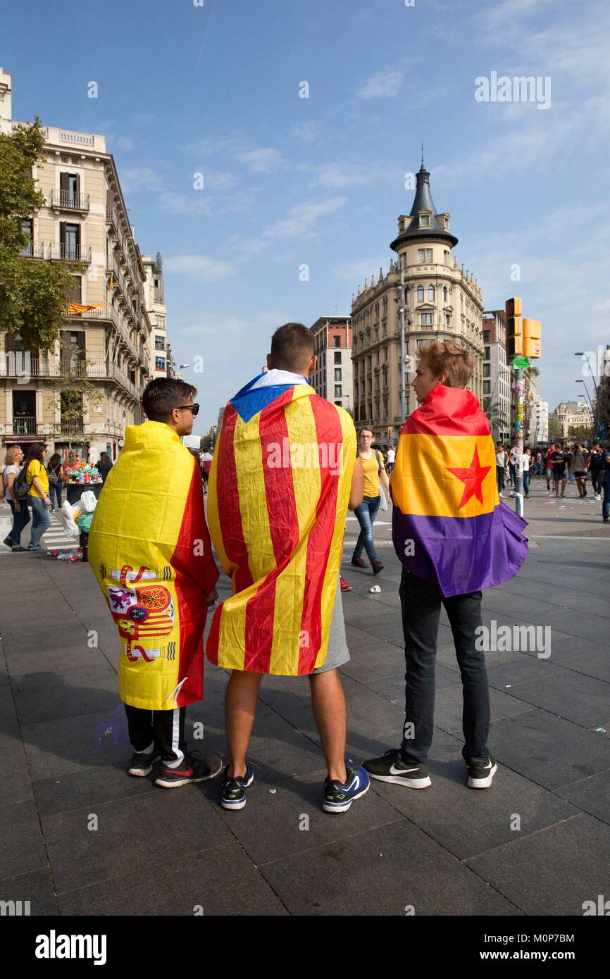 Spagna,Catalogna,Barcellona,sciopero generale,3 ottobre 2017,tre amici,uno con bandiera spagnola,uno con bandiera catalana,uno con la bandiera repubblicana Foto Stock