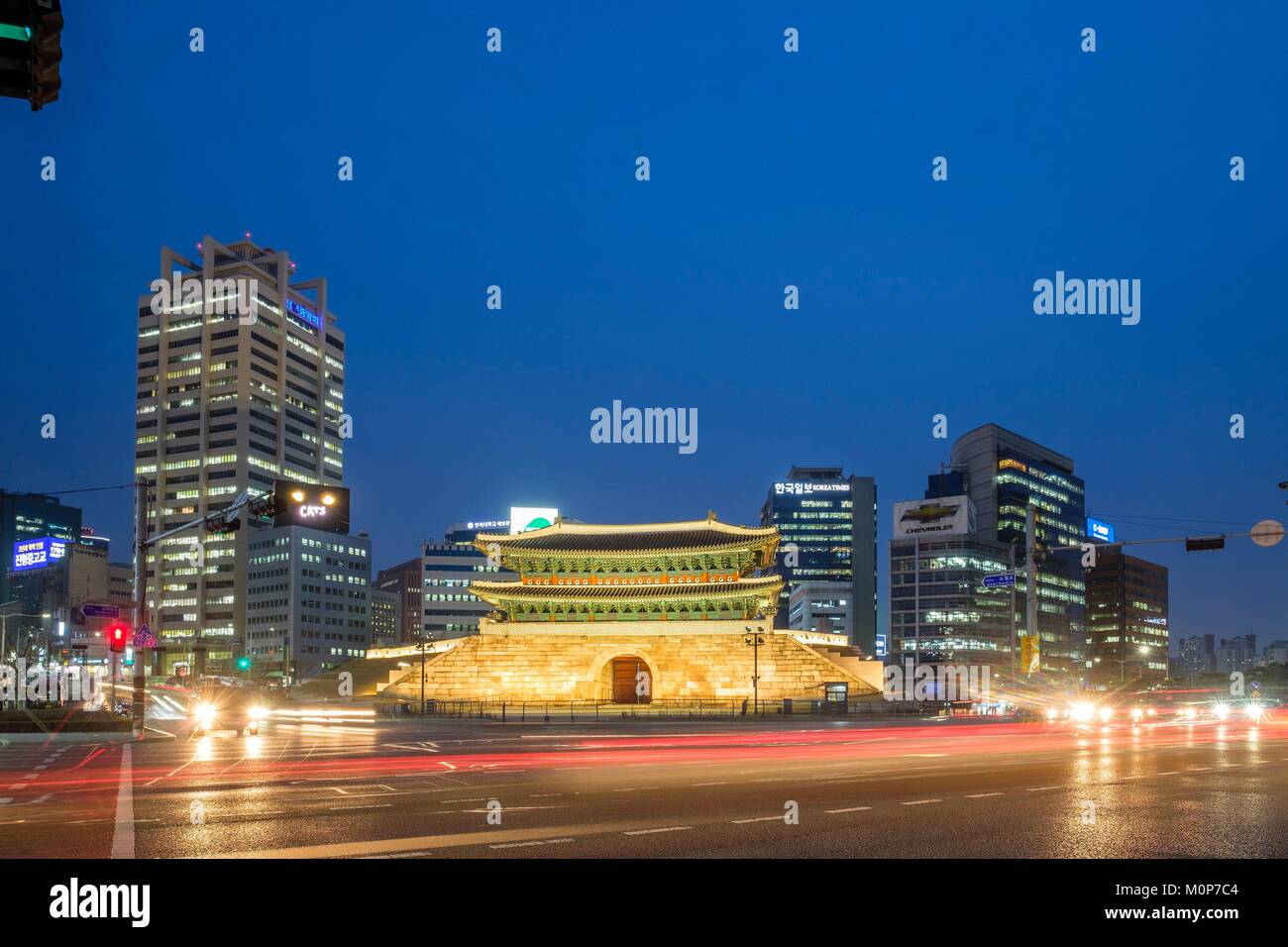 Corea del Sud,Seoul,Jung-gu district,Mercato Namdaemun o Sungnyemun,è una delle otto porte della città di Seoul parete costruita nel 1398 dal Re Taejo Foto Stock