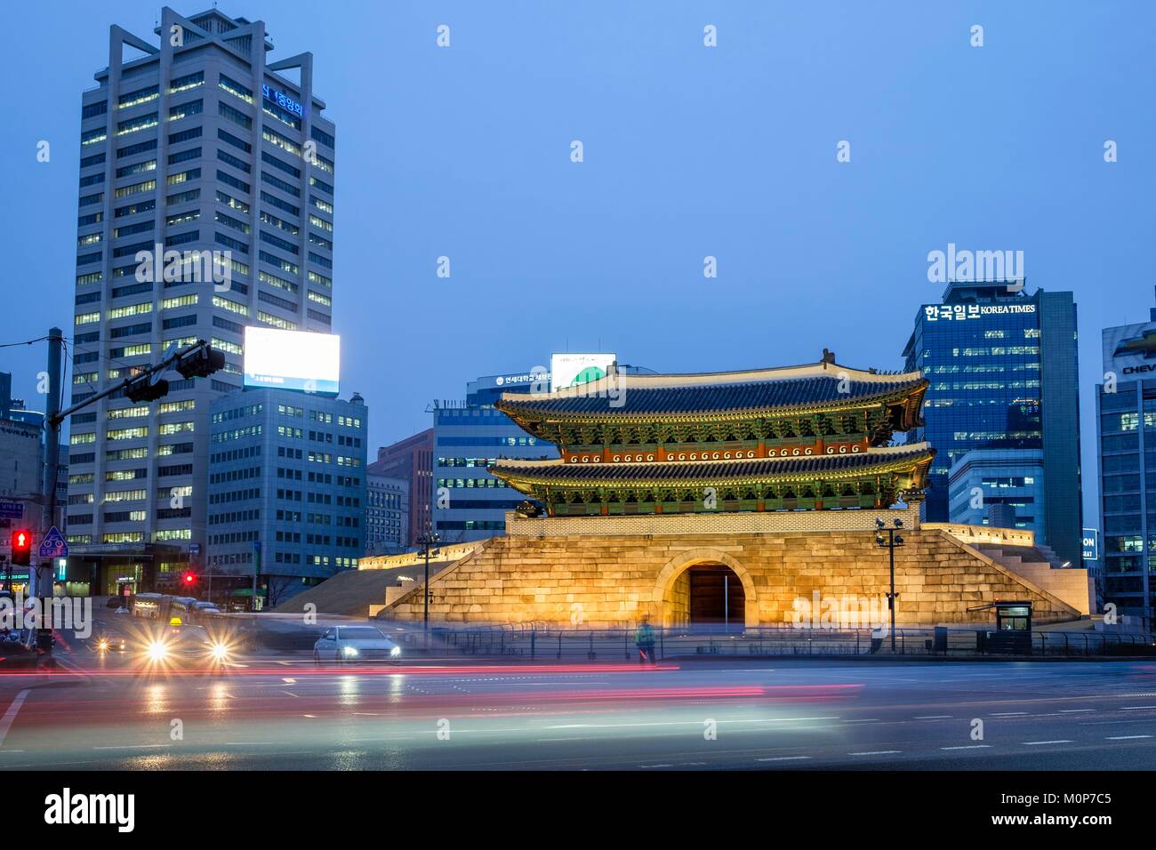 Corea del Sud,Seoul,Jung-gu district,Mercato Namdaemun o Sungnyemun,è una delle otto porte della città di Seoul parete costruita nel 1398 dal Re Taejo Foto Stock