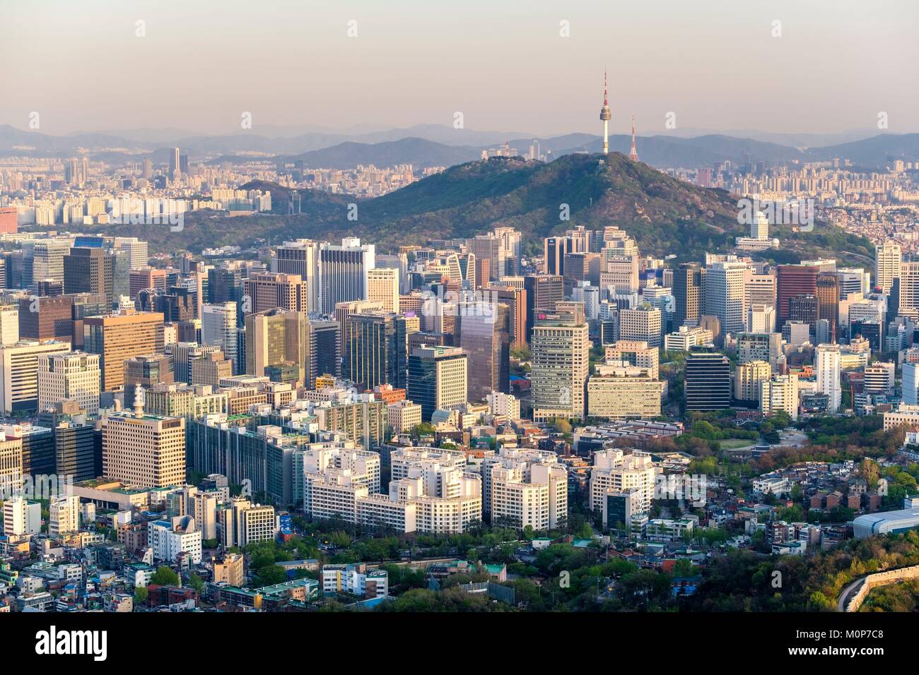 Corea del Sud,Seoul,panorama sulla città dal Monte Inwang e Torre N di Seoul in background Foto Stock