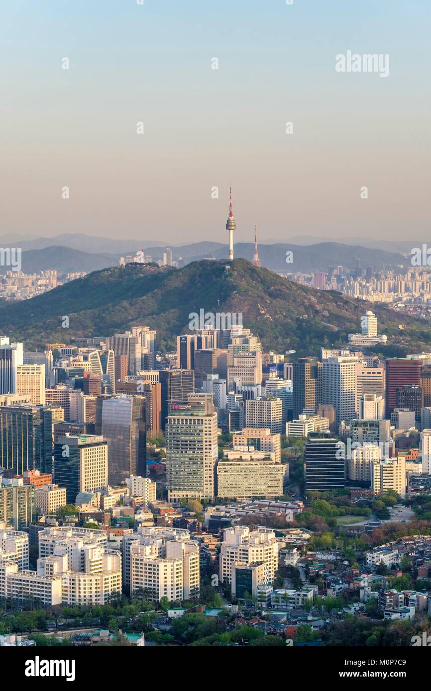 Corea del Sud,Seoul,panorama sulla città dal Monte Inwang e Torre N di Seoul in background Foto Stock