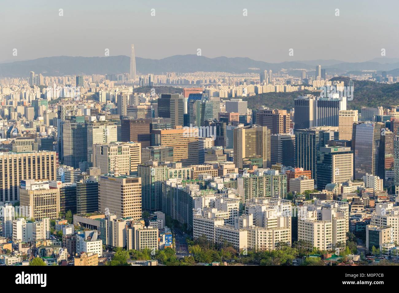 Corea del Sud,Seoul,panorama sulla città dal Monte Inwang,Lotte World torre in background Foto Stock