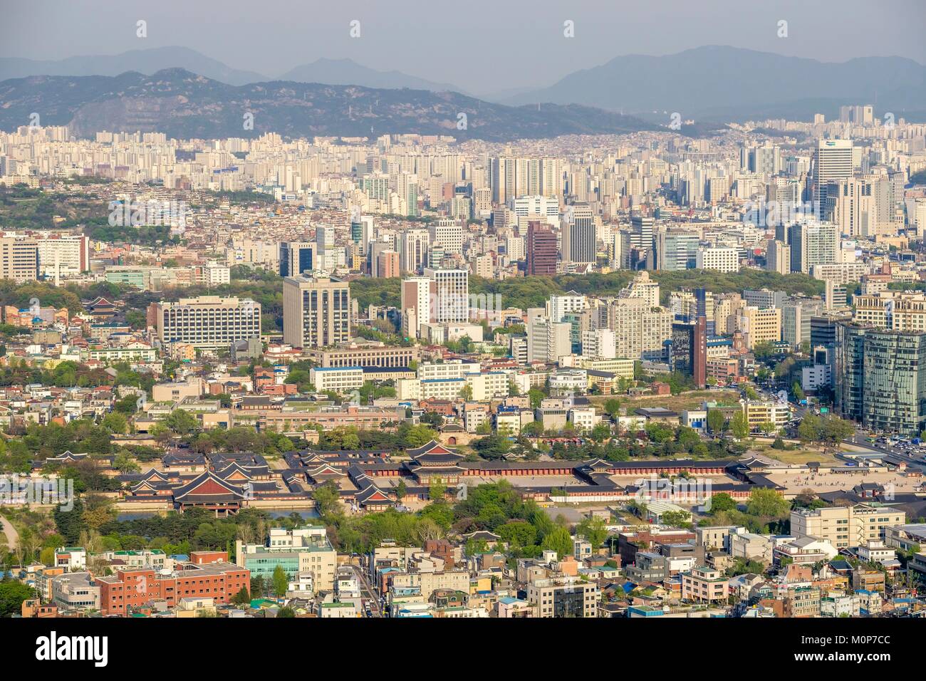 Corea del Sud,Seoul,panorama sulla città dal Monte Inwang,vista sul Palazzo Gyeongbokgung o Gyeongbok Palace Foto Stock