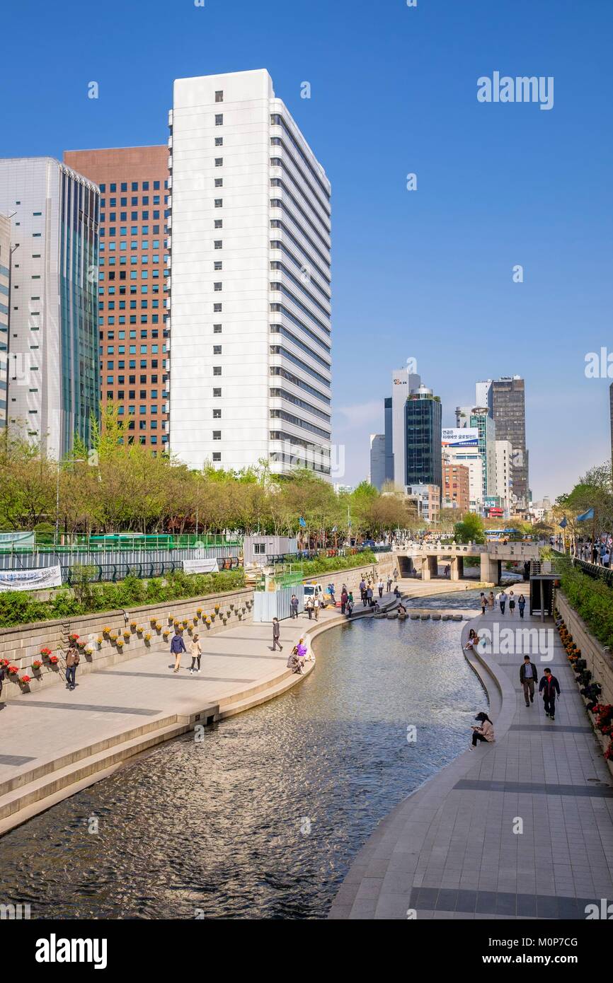 Corea del Sud,Seoul,Jongno-gu district,Cheonggyecheon è a 6 km di passeggiata lungo il fiume Cheonggyecheon nel centro di Seoul Foto Stock
