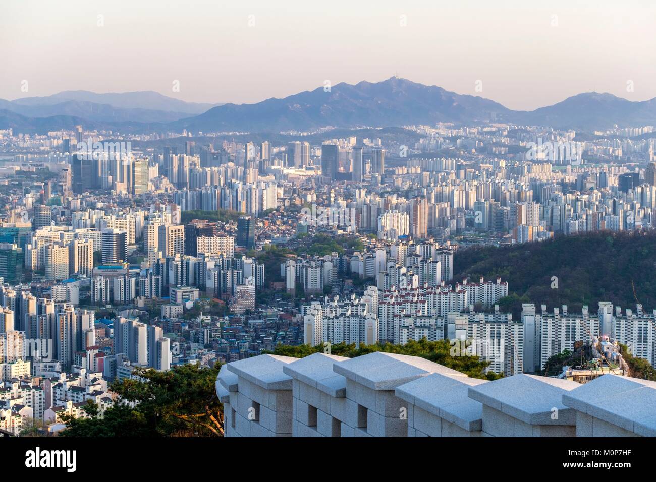 Corea del Sud,Seoul,panorama sulla città dal Monte Inwang Foto Stock