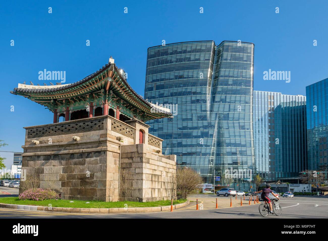 Corea del Sud,Seoul,Jongno-gu district,Dongsipjagak torre di avvistamento di Gyeongbokgung Palace o Palazzo Gyeongbok Palace Foto Stock