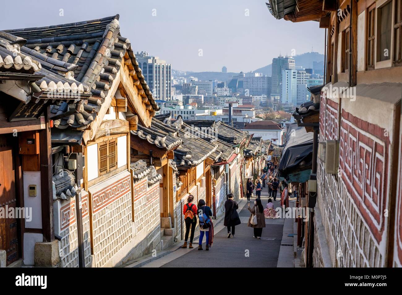 Corea del Sud,Seoul,Jongno-gu district,il villaggio di Bukchon Hanok è sede di centinaia di case tradizionali,chiamato hanok,che risalgono alla dinastia Joseon Foto Stock