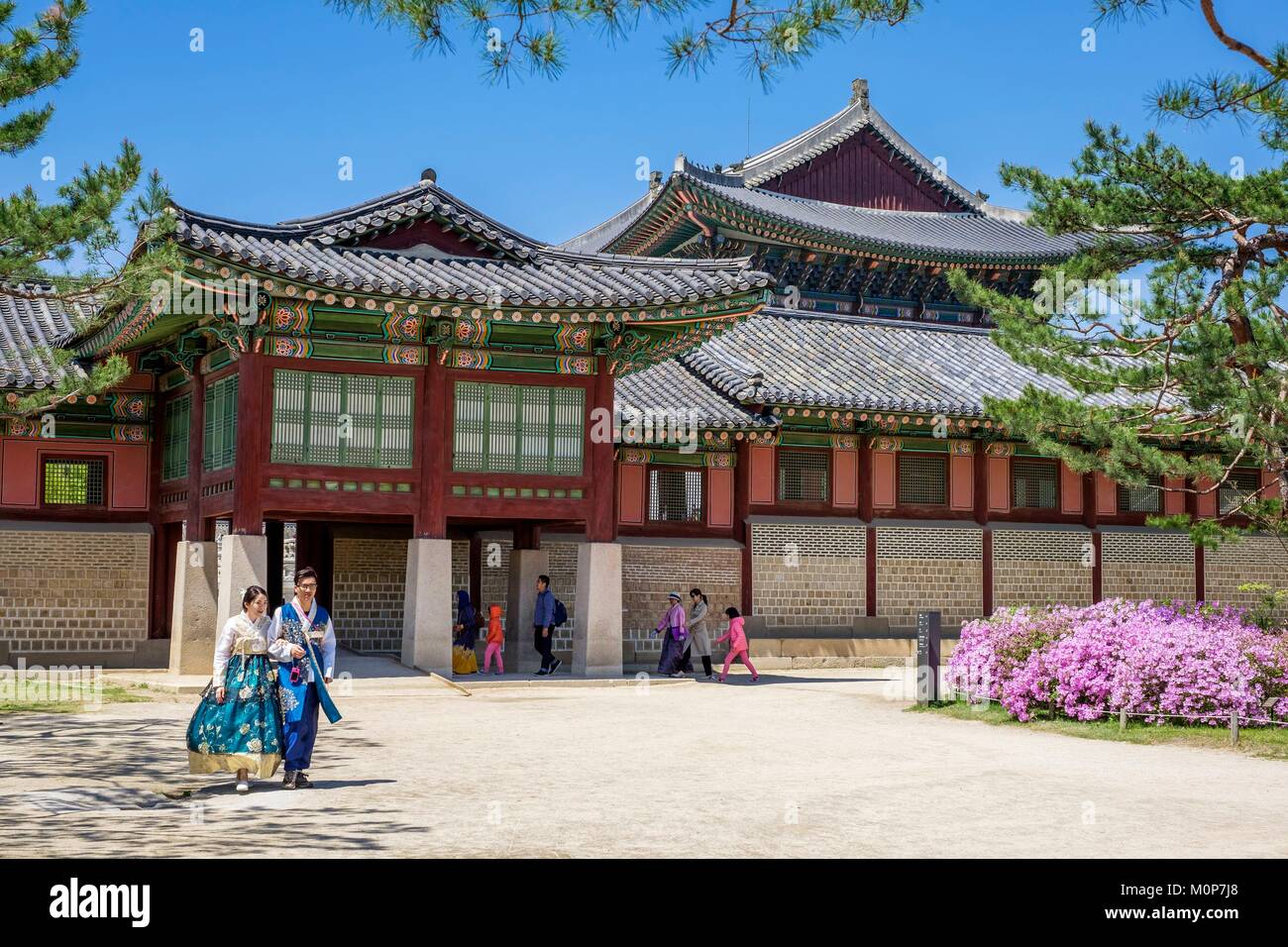 Corea del Sud,Seoul,Jongno-gu district,Gyeongbokgung Palace o il Palazzo Gyeongbok e turisti con abito tradizionale Foto Stock