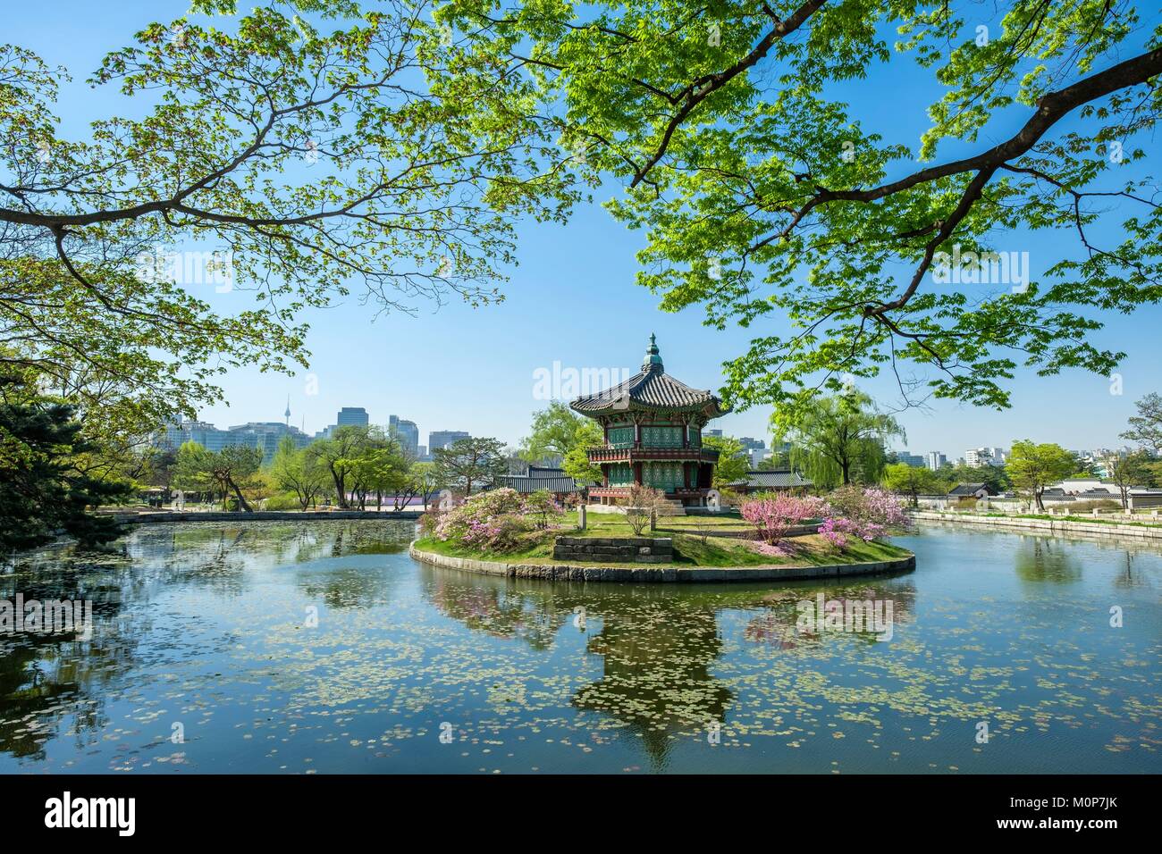 Corea del Sud,Seoul,Jongno-gu district,Gyeongbokgung Palace o il Palazzo Gyeongbok,Hyangwonjeong pavillon Foto Stock