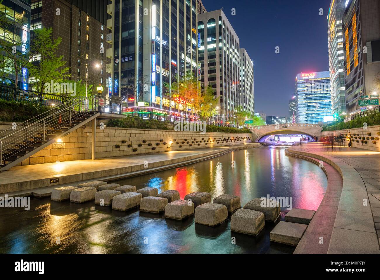 Corea del Sud,Seoul,Jongno-gu district,Cheonggyecheon è a 6 km di passeggiata lungo il fiume Cheonggyecheon nel centro di Seoul Foto Stock