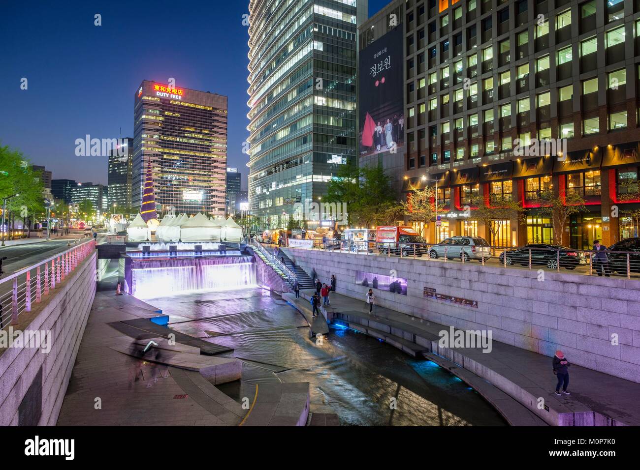 Corea del Sud,Seoul,Jongno-gu district,Cheonggyecheon è a 6 km di passeggiata lungo il fiume Cheonggyecheon nel centro di Seoul Foto Stock