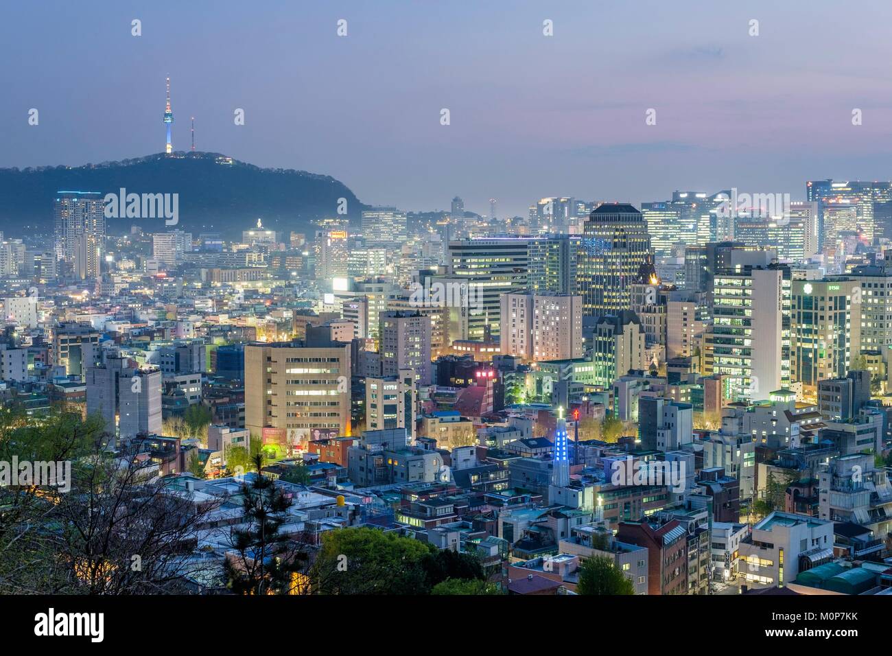 Corea del Sud,Seoul,Jung-gu district,panorama sulla città da Naksan Park e la Torre N Seoul alla sommità del Monte Namsan in background Foto Stock