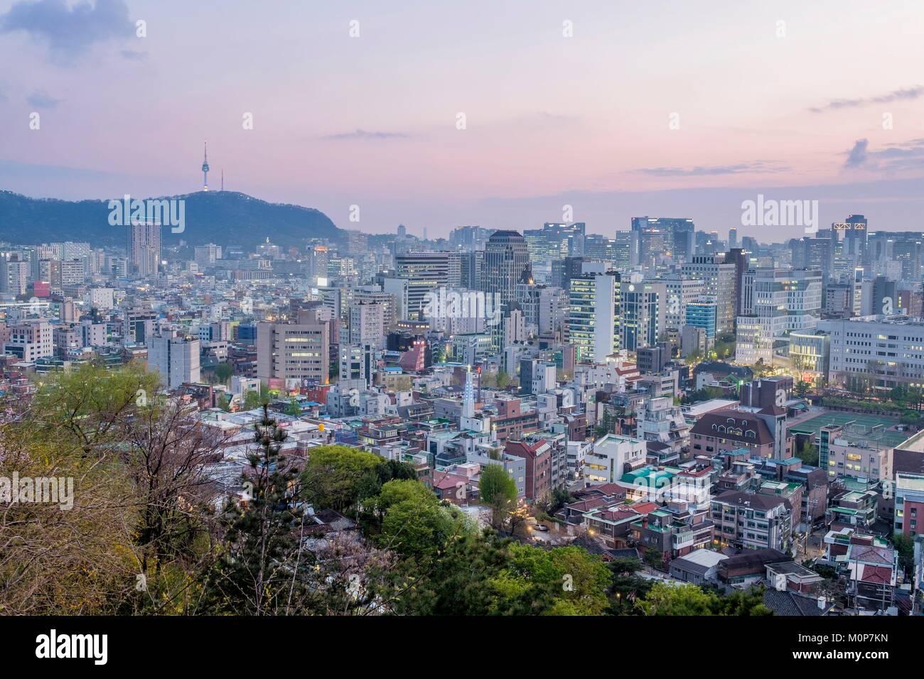 Corea del Sud,Seoul,Jung-gu district,panorama sulla città da Naksan Park e la Torre N Seoul alla sommità del Monte Namsan in background Foto Stock