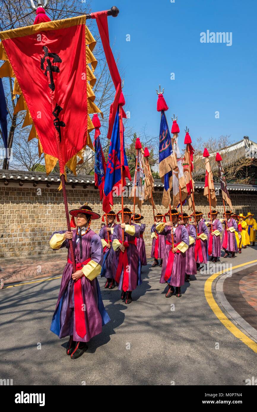 Corea del Sud,Seoul,Jung-gu district,Palazzo Deoksugung o Palazzo della longevità virtuoso costruito dal re della dinastia Joseon,modifica la cerimonia di guardia Foto Stock