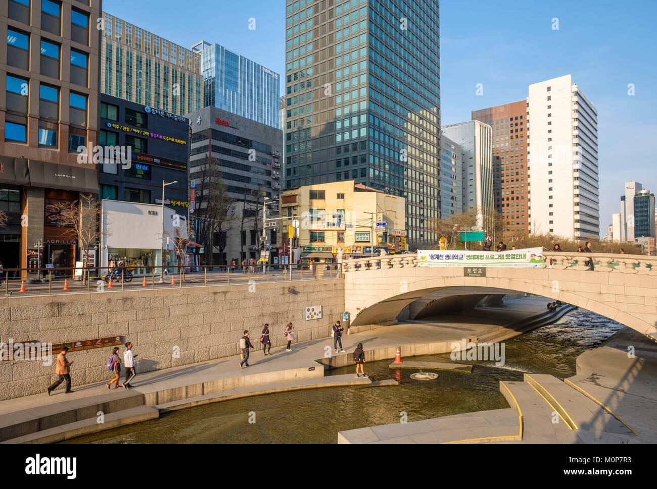 Corea del Sud,Seoul,Jongno-gu district,Cheonggyecheon è a 6 km di passeggiata lungo il fiume Cheonggyecheon nel centro di Seoul Foto Stock