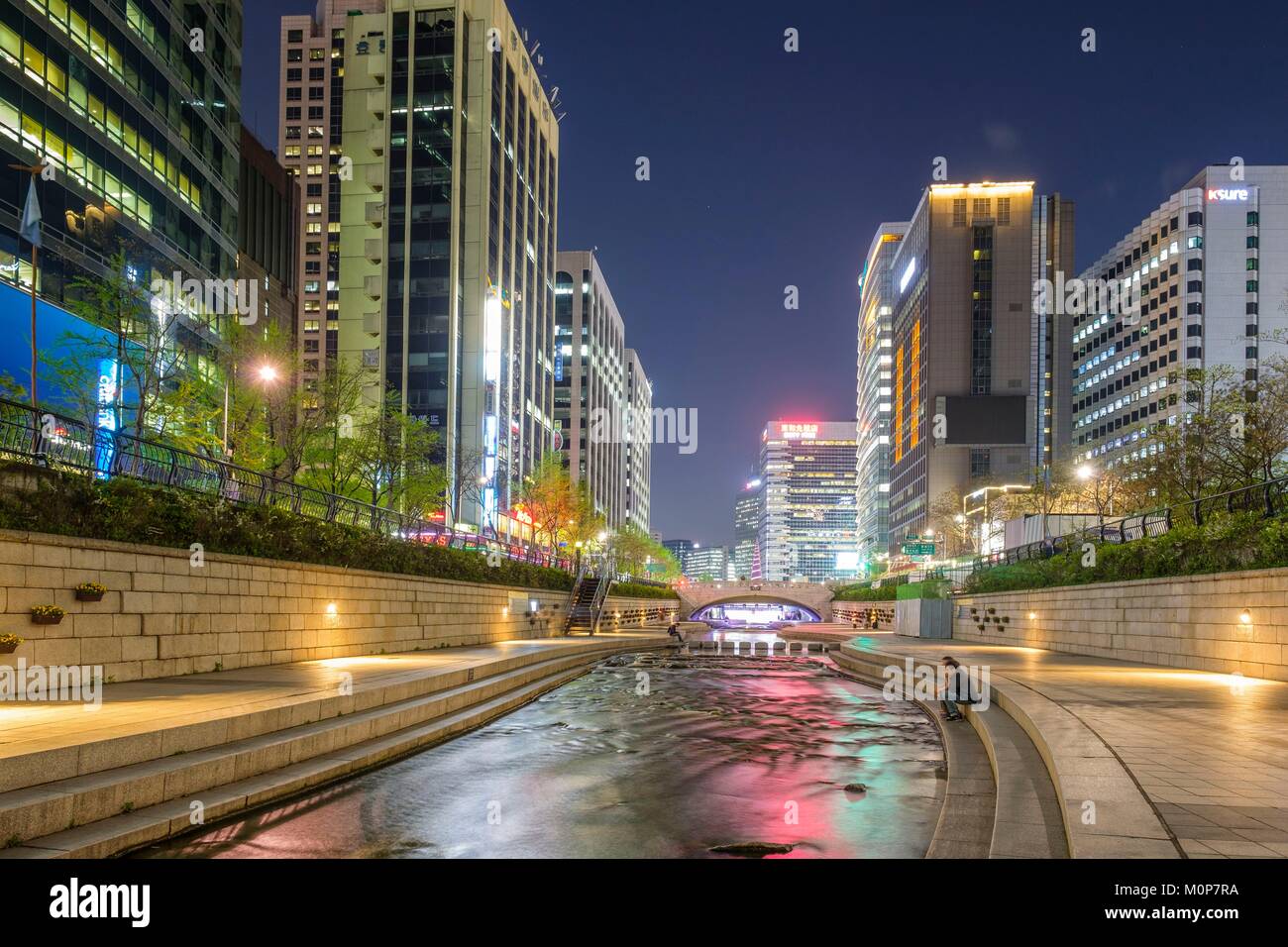 Corea del Sud,Seoul,Jongno-gu district,Cheonggyecheon è a 6 km di passeggiata lungo il fiume Cheonggyecheon nel centro di Seoul Foto Stock