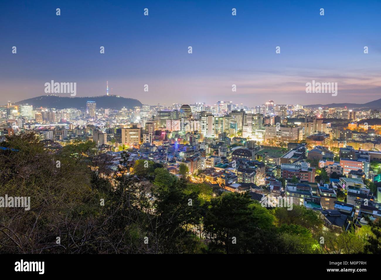 Corea del Sud,Seoul,Jung-gu district,panorama sulla città da Naksan Park e la Torre N Seoul alla sommità del Monte Namsan in background Foto Stock