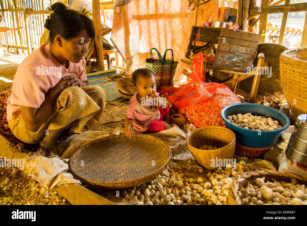 Myanmar,Mandalay regione,Bagan,sito archeologico di Bagan,ex regno di pagane,Nyaung Oo mercato,Donna vendita di cipolle e il suo bambino Foto Stock