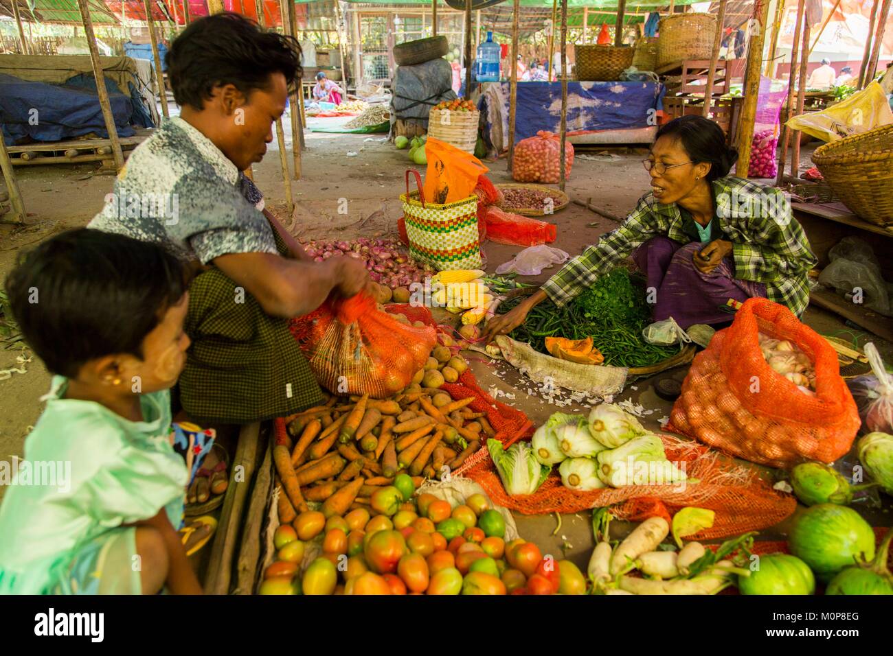 Myanmar,Mandalay regione,Bagan,sito archeologico di Bagan,ex regno di pagane,Nyaung Oo mercato,Donna vendita di verdure Foto Stock