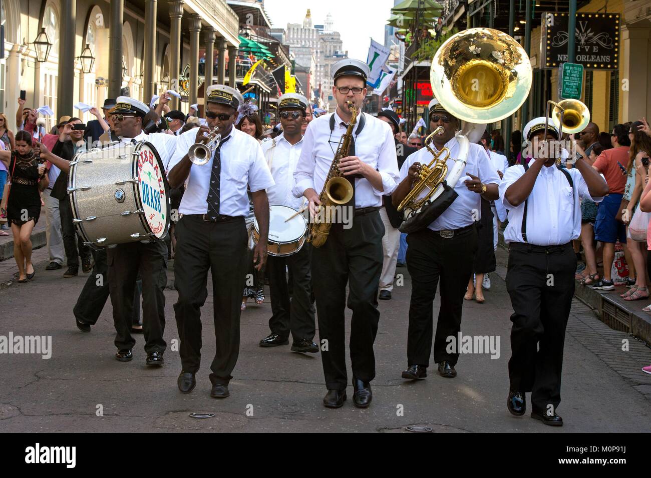 Stati Uniti,Louisiana,New Orleans,il Quartiere Francese,la conservazione Brass Band durante un corteo nuziale Foto Stock