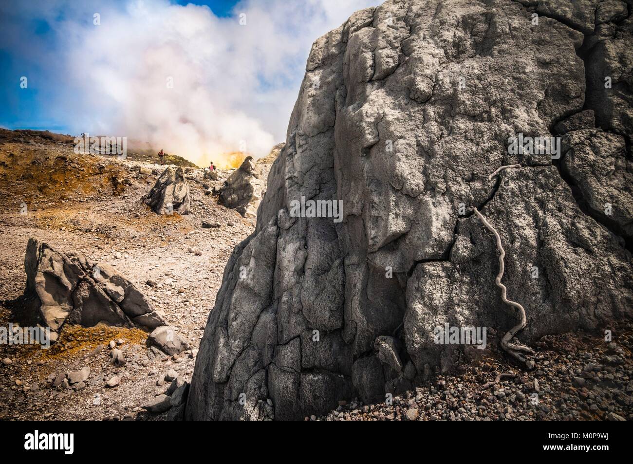 Francia,Guadalupa,Basse-Terre,Saint-Claude,La Soufrière,vista eccezionale di una bocca eruttiva foderato con zolfo nativo alla sommità del vulcano (1467 m) nel cratere sud normalmente chiusa al pubblico a causa delle condizioni particolarmente inospitale (nelle nuvole quasi tutto l'anno,forti venti freddi,la movimentazione del suolo,fumi tossici di solfuro di idrogeno e di acido cloridrico). Soprannominato il vié madanm in Guadeloupean creolo o la vecchia signora in francese,La Soufrière è un vulcano attivo situato nel parco nazionale. Foto Stock