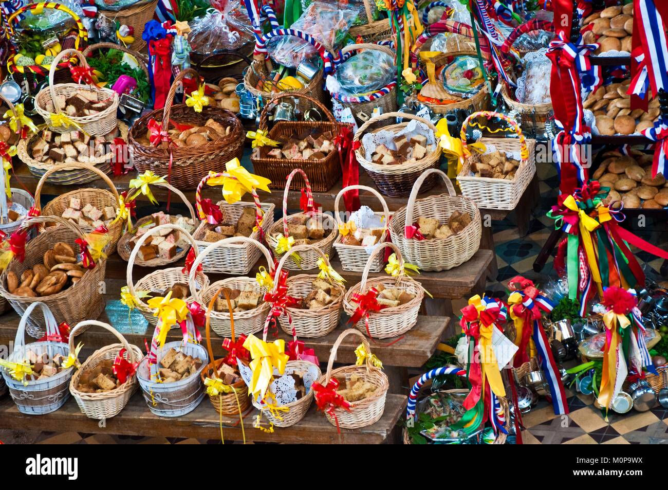 Francia,caraibi,Piccole Antille,Guadalupa,Grande-Terre Festival,Pointe-à-Pitre,Cooks',ceste decorate con tradizionali piatti creoli in attesa la loro benedizione durante la Messa di San Pietro e di san Paolo la Cattedrale Foto Stock