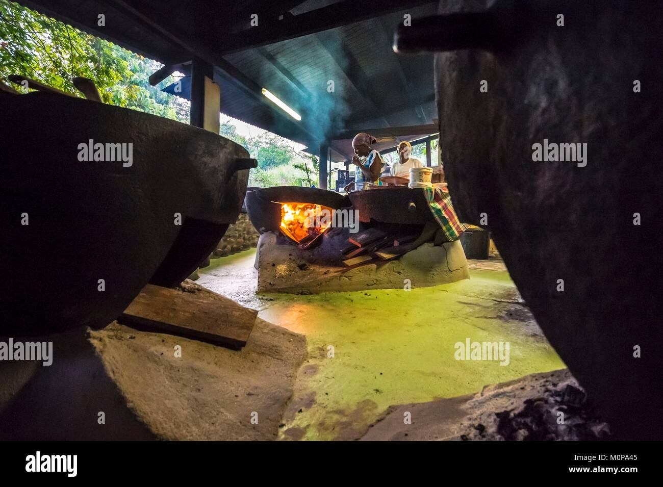 Francia,caraibi,Piccole Antille,Guadalupa,Basse-Terre,Capesterre-Belle-Eau,nell'kassaverie Germaine,una famiglia continua la tradizione della trasformazione della radice di manioca per renderlo commestibile in kassav (galette),ma anche nella farina,tapioka (amido cotto a legna Fuoco),moussache (sun-amido essiccato con proprietà terapeutiche),bucce di manioca sono recuperati dagli agricoltori,acqua (tossiche) usato per estrarre il moussache (amido) sarà recuperato per gli allevatori ad eliminare i parassiti sul bestiame Foto Stock