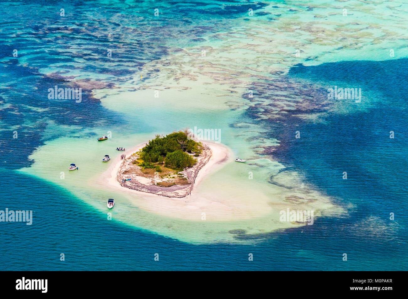 Francia,caraibi,Piccole Antille,Guadalupa,Guadalupa Parco Nazionale,maritime area del cuore,vista aerea del Grand Cul de Sac Marin (15.000 ettari),è delimitata nella sua parte marine mediante la più lunga barriera corallina km) e nella sua parte terrestre dalla più ampia della cinghia di mangrovie delle Piccole Antille,qui l'isolotto bianco o Bird Island (vista aerea) Foto Stock