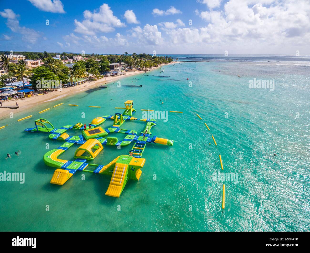 Francia,caraibi,Piccole Antille,Guadalupa,Grande-Terre,Sainte Anne,vista aerea della spiaggia comunale e la sua laguna (vista aerea) Foto Stock