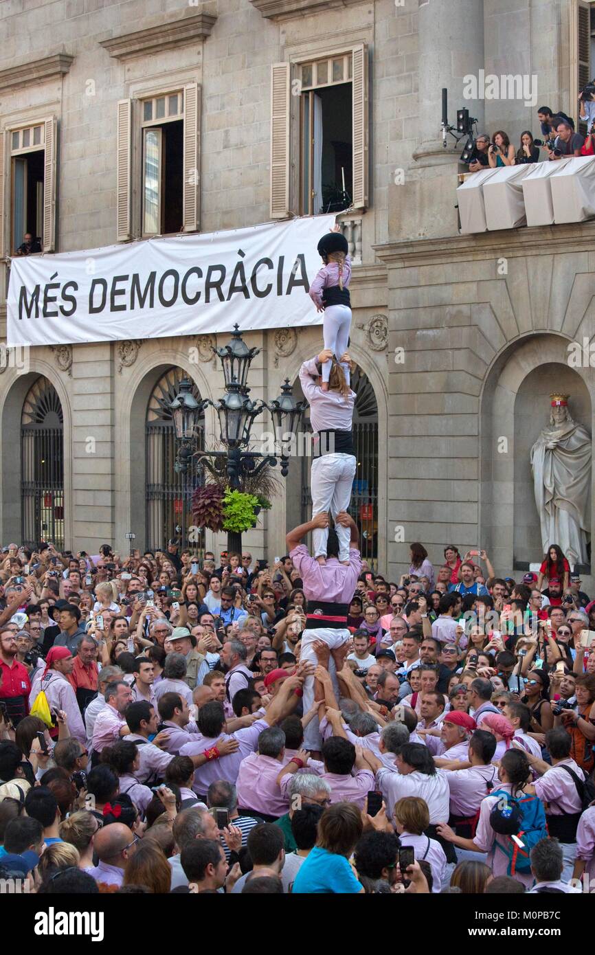 Spagna,Catalogna,Barcellona,Feste della Mercè,Gòtic district,Castellers,castelli umani,Plaça Sant Jaume,Sant Jaume square,Més democràcia significa più democrazia Foto Stock
