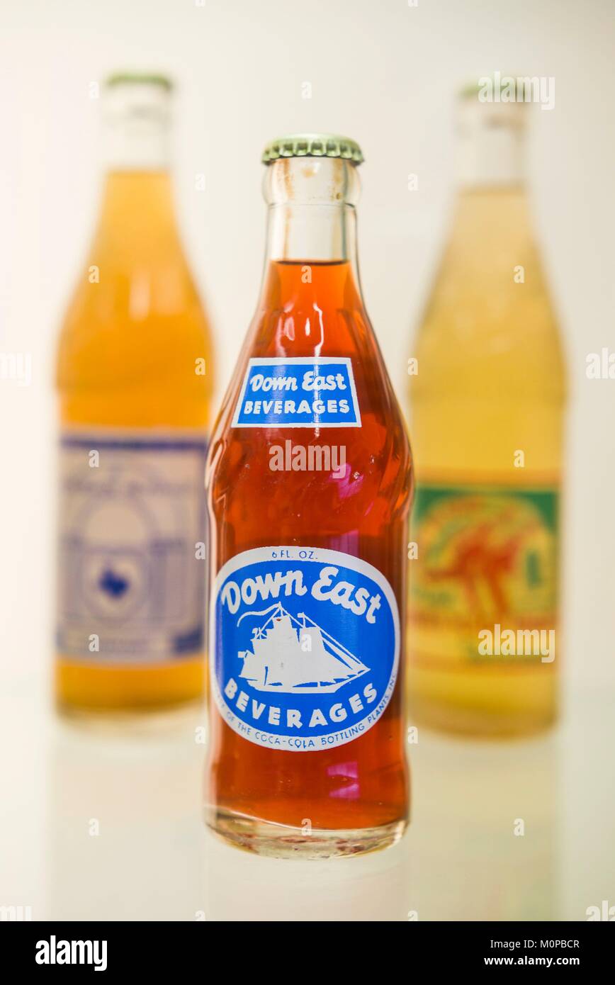 Stati Uniti,New York,Regione dei Laghi Finger,Corning,Corning Museo del Vetro,xx secolo bicchiere di soft drink bottiglie Foto Stock