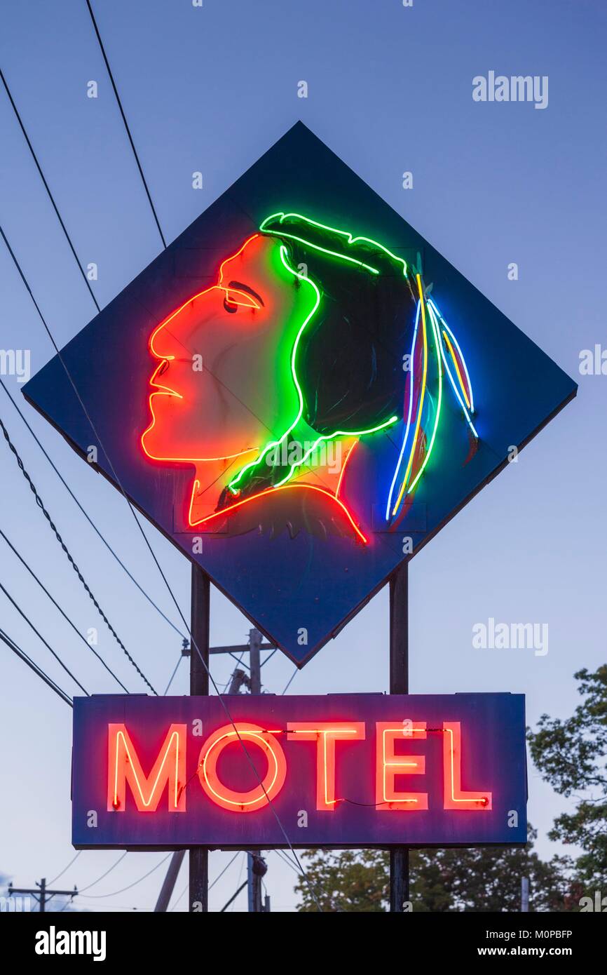 Stati Uniti,New York,Montagne Adirondack,Lake George,Indian Motel insegna al neon Foto Stock