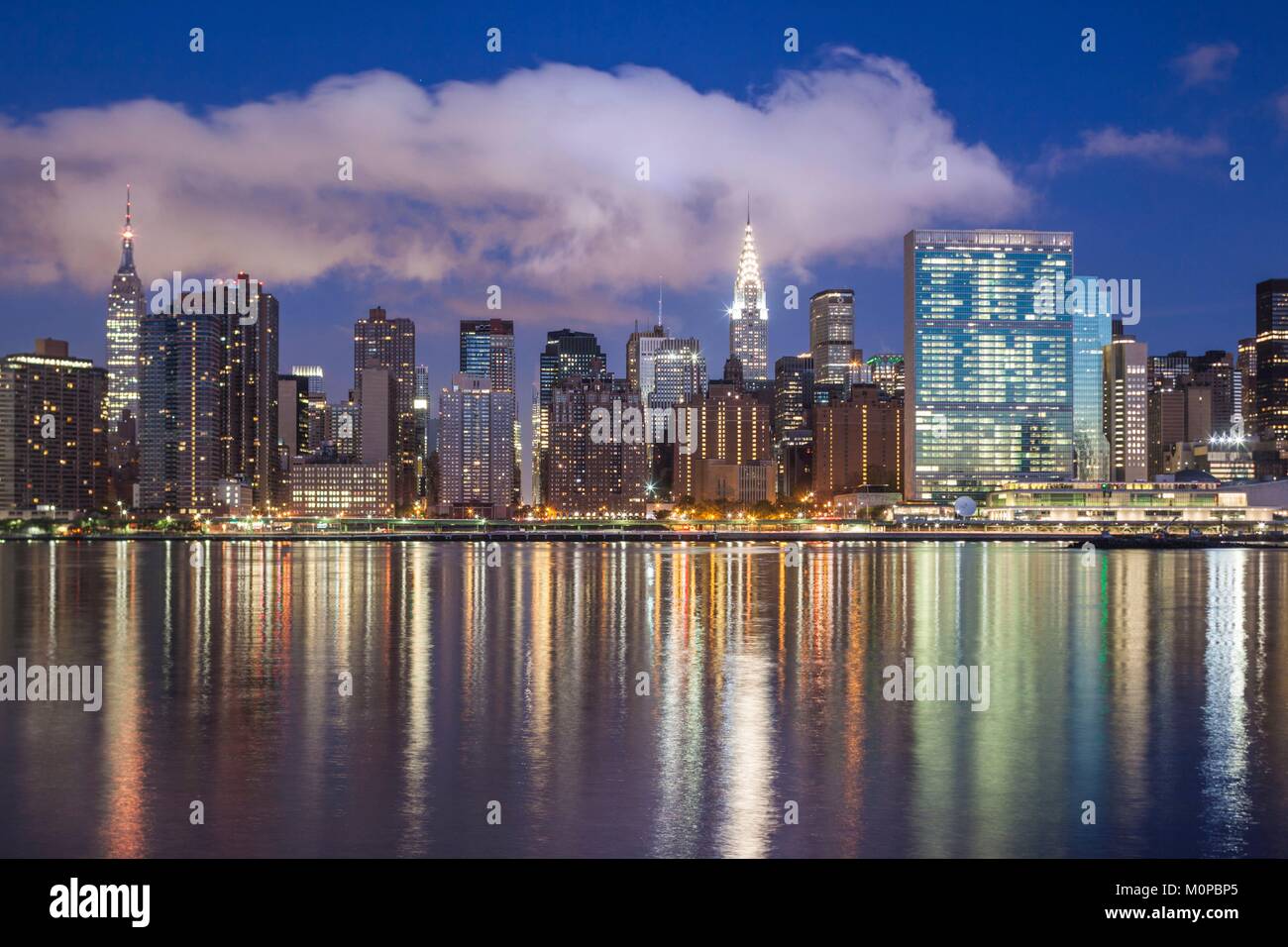 Stati Uniti,New York,New York City,Long Island City,Mid town Manhattan skyline con palazzo dell'ONU,all'alba Foto Stock