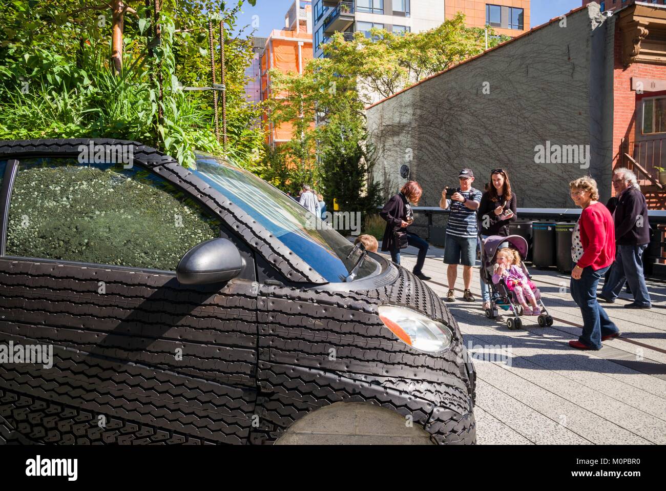 Stati Uniti,New York,New York City,Lower Manhattan,l'alta linea park,Smart Tree scultura di Nari Ward Foto Stock