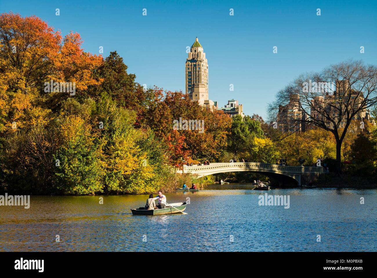 Stati Uniti,New York,New York City,Central Park,canottaggio sul lago,autunno Foto Stock