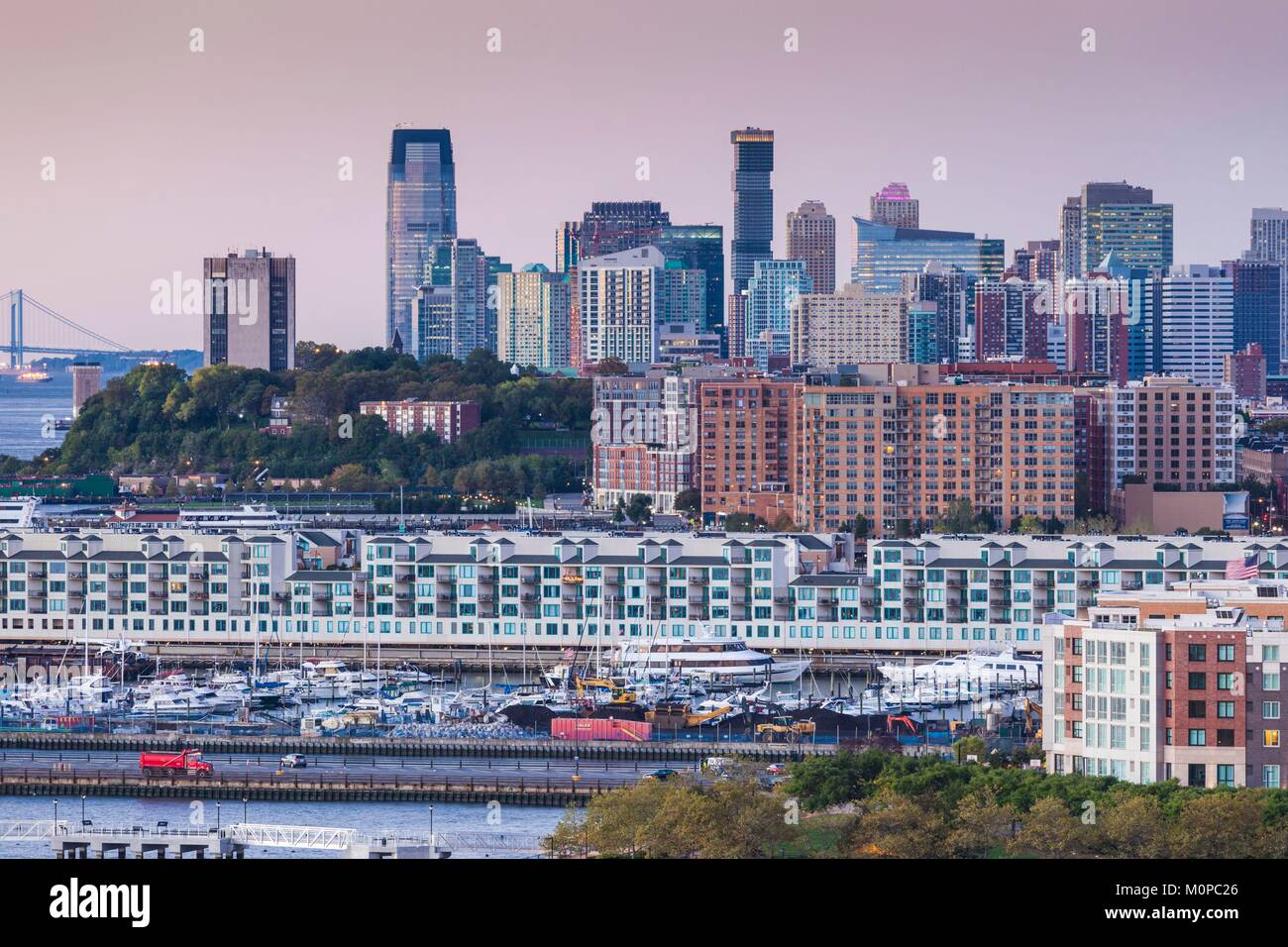 Stati Uniti,New Jersey,Jersey City,elevata vista città,all'alba Foto Stock