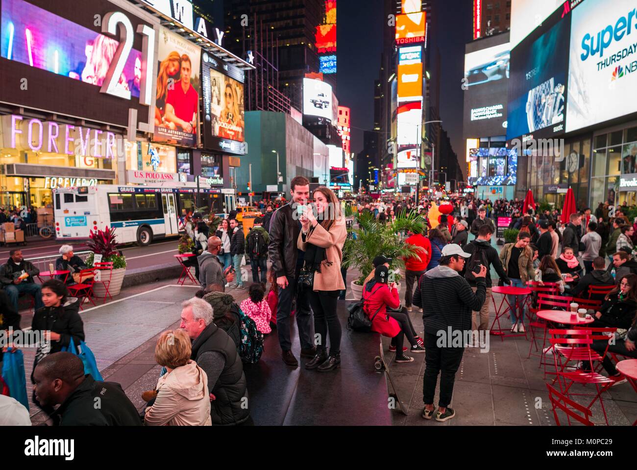 Stati Uniti,New York,New York City,Mid-Town Manhattan,Times Square persone Foto Stock