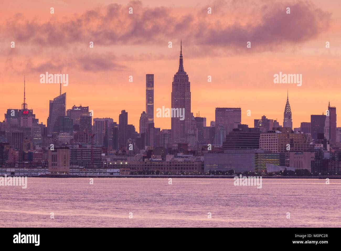 Stati Uniti,New York,New York City,skyline di Manhattan con l' Empire State Building dal New Jersey,all'alba Foto Stock