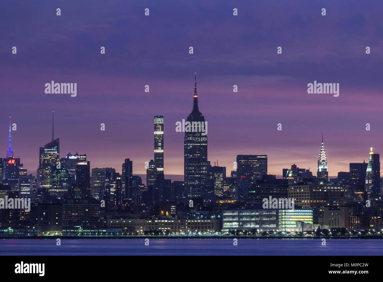 Stati Uniti,New York,New York City,skyline di Manhattan con l' Empire State Building dal New Jersey,all'alba Foto Stock