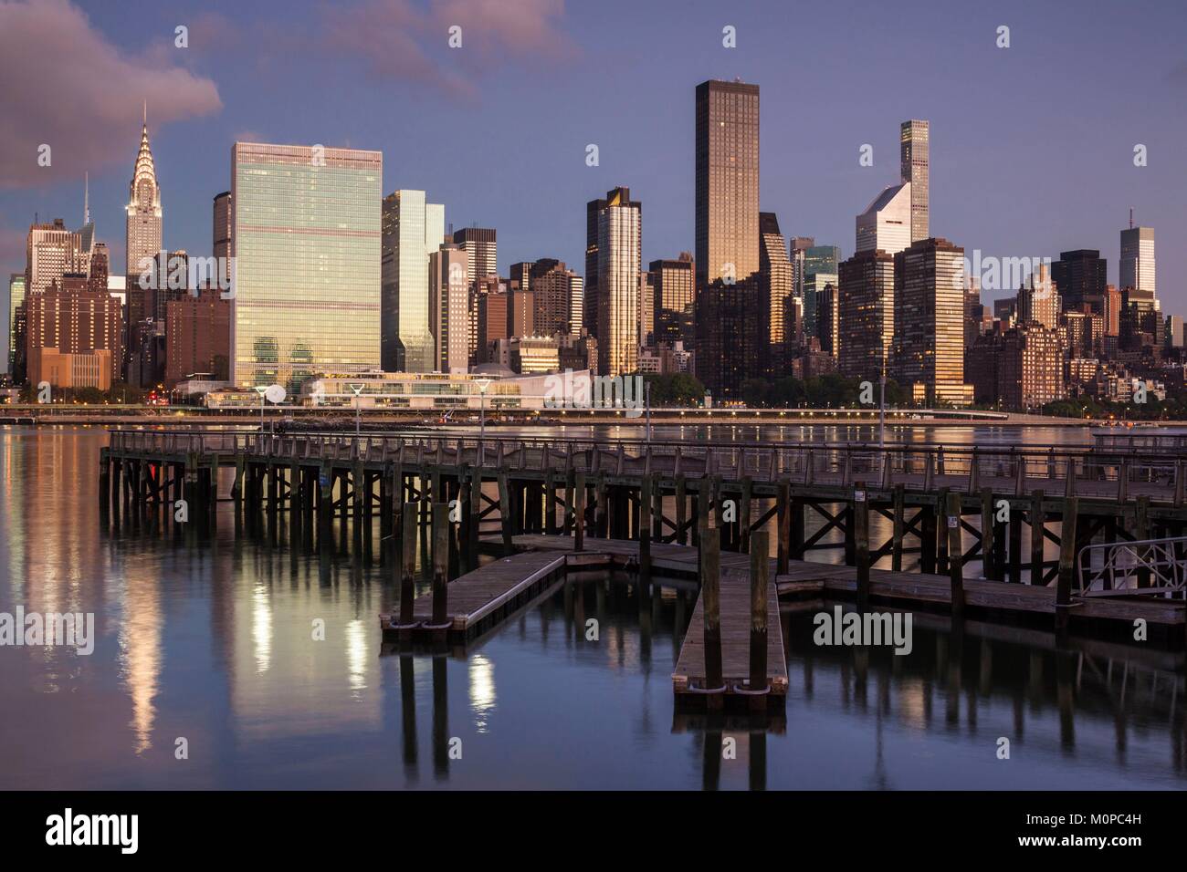 Stati Uniti,New York,New York City,Long Island City,Mid town Manhattan skyline con palazzo dell'ONU,all'alba Foto Stock